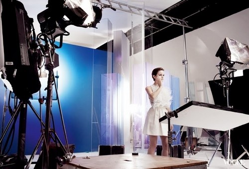  behind-the-scene picture of Emma Watson for the new Lancôme campaign blanc, blanco Expert