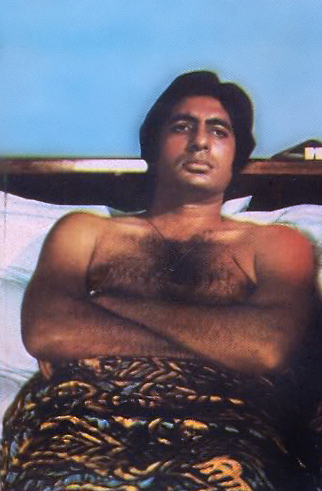  Amitabh Bachchan Shirtless On tempat tidur