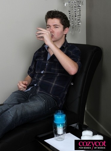  Damian McGinty visits the Social 爬坡道, 小山 Showroom Los Angeles, CA