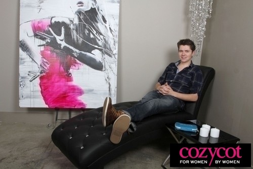  Damian McGinty visits the Social 爬坡道, 小山 Showroom Los Angeles, CA