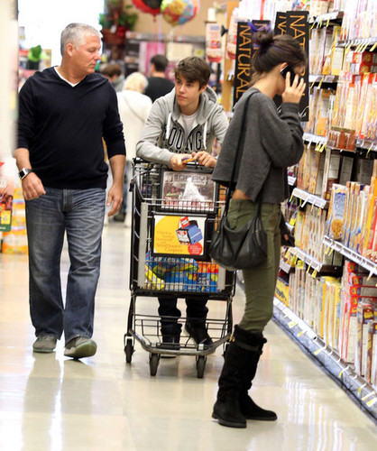  Justin Bieber And Selena Gomez Grocery Shopping In Encino