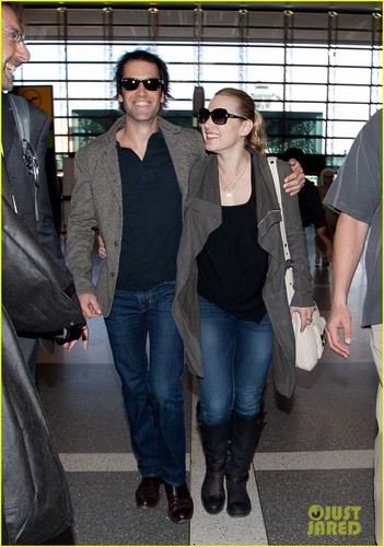  Kate Winslet & Ned Rocknroll Head home from Los Angeles