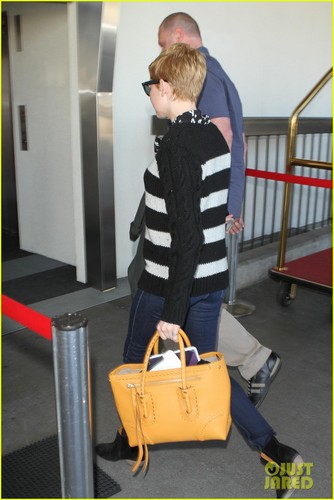  Michelle Williams Shows Her Stripes at LAX