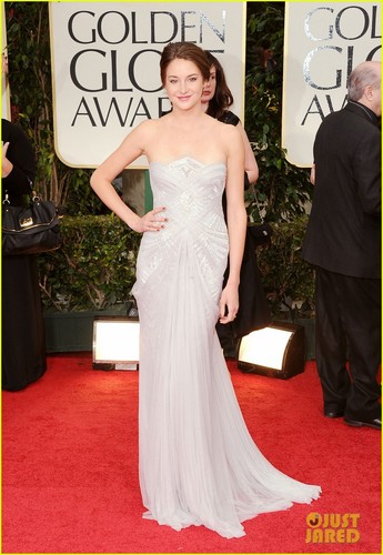 Shailene Woodley - Golden Globes 2012 Red Carpet