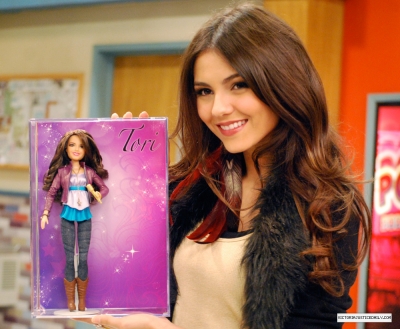  Victoria Justice with her doll! <3