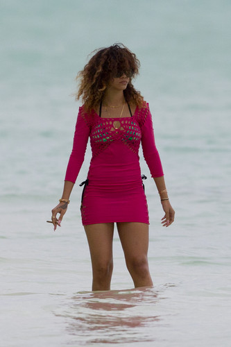  Wears Skin-Tight 粉, 粉色 Dress, Relaxing At A 海滩 In Hawaii [15 January 2012]