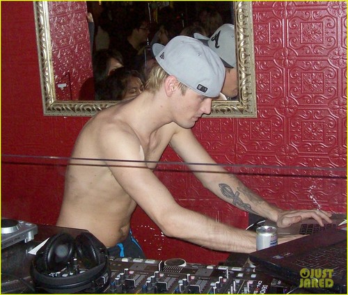  Aaron Carter: Shirtless DJ at দেবদূত & Kings!