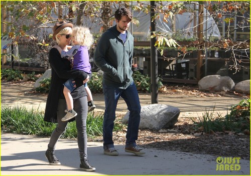  Ashlee Simpson & Vincent Piazza: Park Playtime with Bronx!