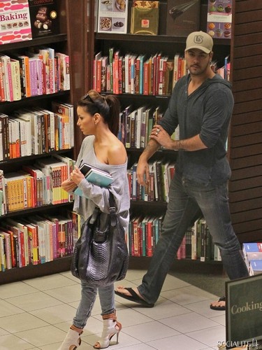  Eva Longoria And Eduardo Cruz Do A Little Shopping