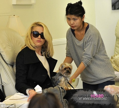  GOES TO A SALON WITH HER DOG IN LOS ANGELES (JANUARY 18TH)