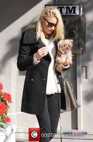  GOES TO A SALON WITH HER DOG IN LOS ANGELES (JANUARY 18TH)