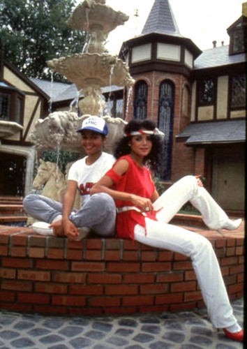  Janet & LaToya in front of Hayvenhurst 1982