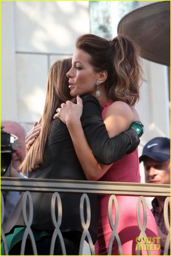  Kate Beckinsale: 'Extra' at The Grove!