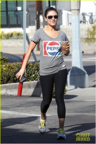 Mila Kunis: Vintage Pepsi T-Shirt!