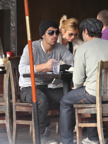  Nick And Joe Jonas Dine At Kings Road Cafe