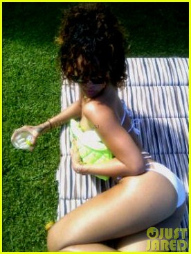  Rihanna: Bikini Workout Woman!
