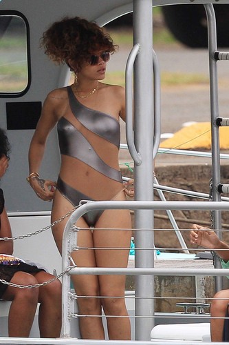  Rihanna In Hawaii [17 January 2012]
