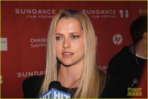  Teresa Palmer: 'Wish আপনি Were Here' Sundance Premiere!