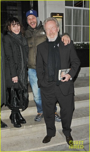  Tom Hardy wraps his arm around Noomi Rapace and director/producer Ridley Scott