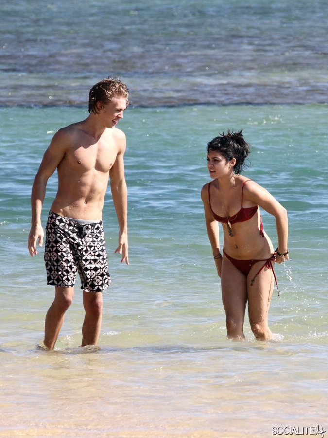 Vanessa Hudgens And Austin Butler Getting Intimate In Hawaii