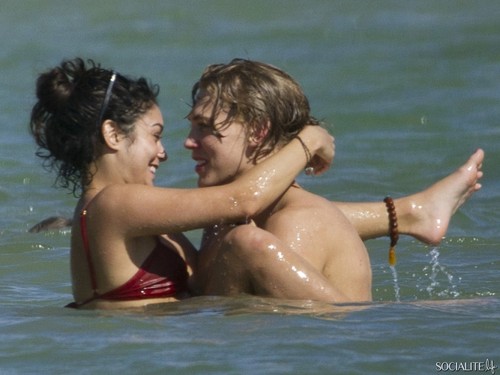  Vanessa Hudgens And Austin Butler Getting Intimate In Hawaii