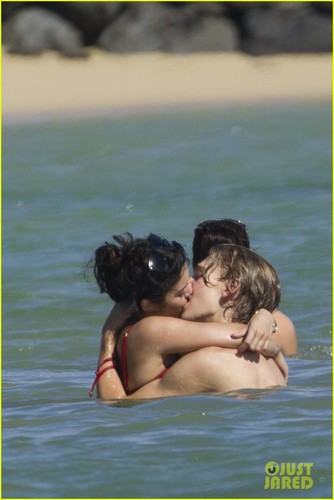  Vanessa Hudgens & Austin Butler: Ocean Kisses!