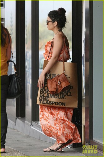  Vanessa Hudgens: Shopping at Bondi Beach!