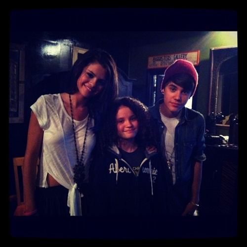  justin with selena at the unicef acoustic show, concerto