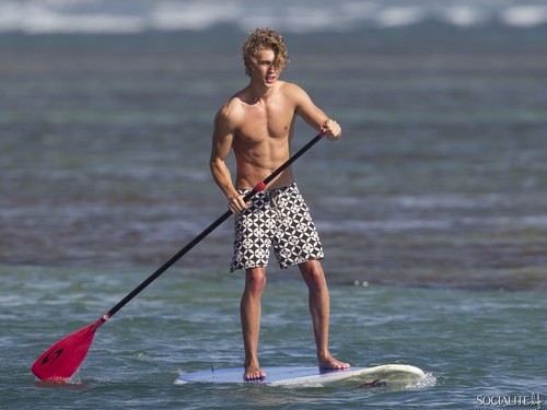  Shirtless Austin Butler Paddleboards In Hawaii