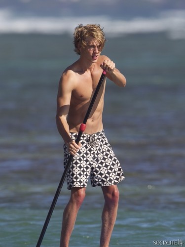  Shirtless Austin Butler Paddleboards In Hawaii