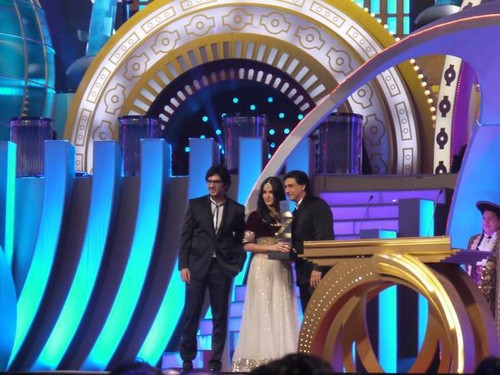  accepting her International biểu tượng female Award at Zee Cine Awards 2012
