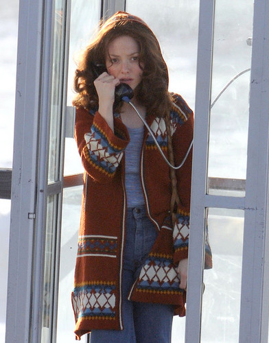  Amanda Seyfried Using A Pay Phone On The Set Of "Lovelace"