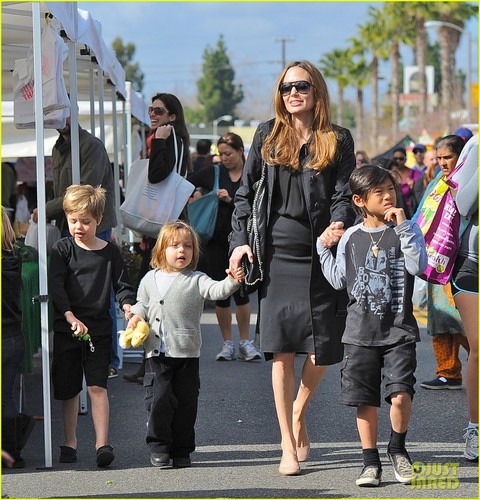 Angelina Jolie: Farmers' Market With the Kids!