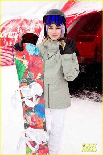  Emma Roberts Snowboarding at the 伯顿 Lounge at Park City Mountain Resort