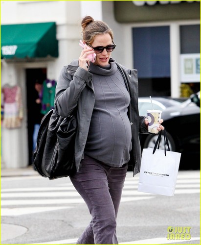  Jennifer Garner: Baby Bumping in Beverly Hills