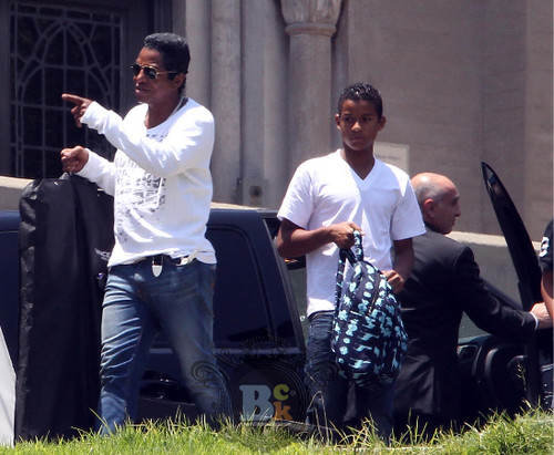  Jermaine with son Jaafar at Michael burial