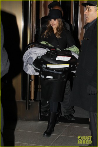  Jessica Alba Talks Selling Baby 사진