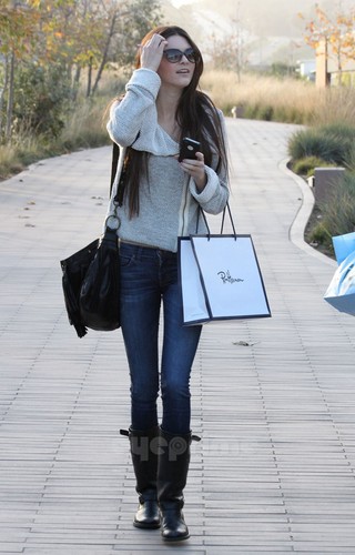  Kendall & Kylie Jenner shopping in Malibu, Jan 22