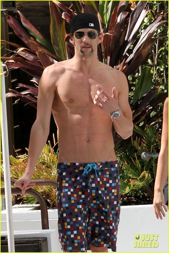  Michael Phelps: Shirtless Pool Time in Miami!