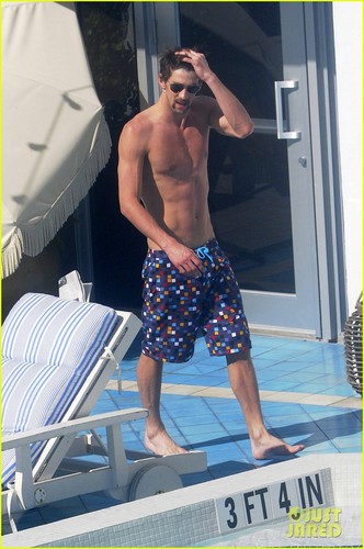  Michael Phelps: Shirtless Pool Time in Miami!