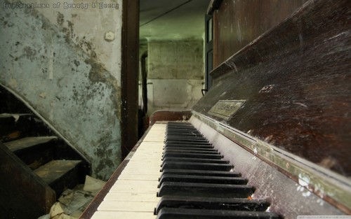  Old Piano wolpeyper