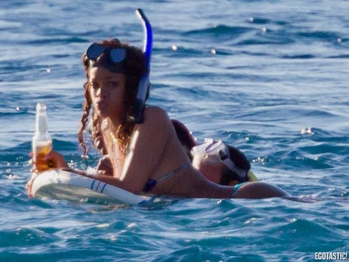  Snorkling In Hawaii In Bikini [23 January 2012]