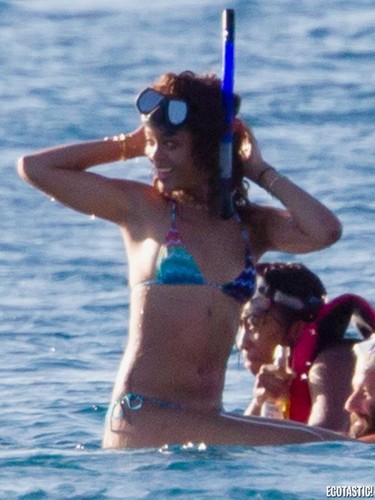  Snorkling In Hawaii In Bikini [23 January 2012]