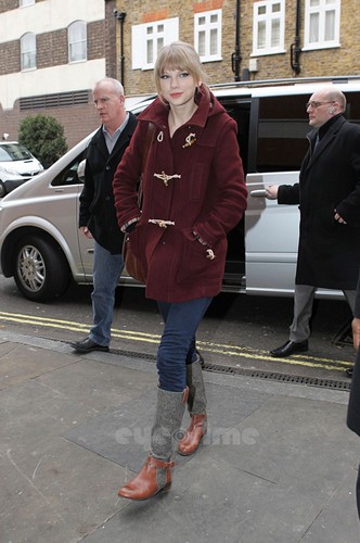  Taylor تیز رو, سوئفٹ arrives at her Hotel in London, Jan 23