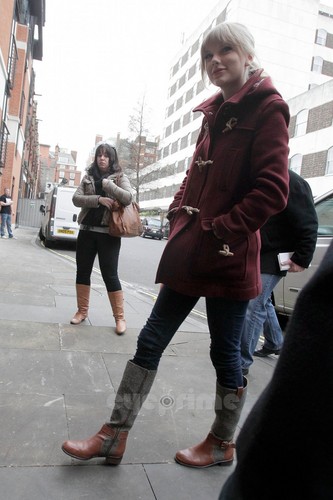  Taylor 迅速, 斯威夫特 arrives at her Hotel in London, Jan 23