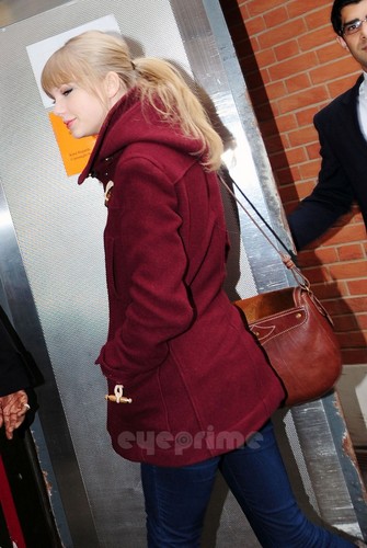  Taylor तत्पर, तेज, स्विफ्ट arrives at her Hotel in London, Jan 23