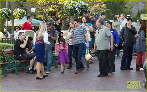  Tom Cruise & Suri: Disneyland Visit!
