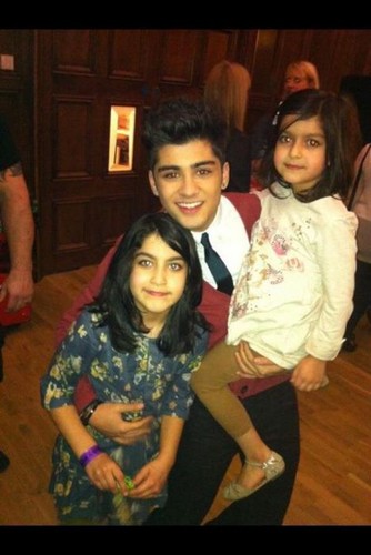  Zayner with his little cousins ! xx ♥ :)