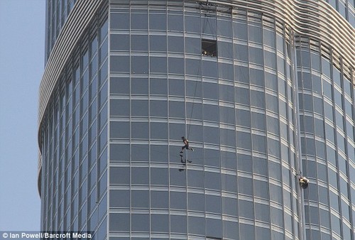  tom cruise at the bahagian, atas of burj khalifa