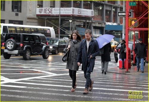  Anne Hathaway & Adam Shulman: Midtown Mates